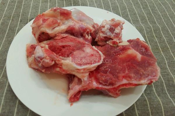 大骨玉米汤的做法图解1