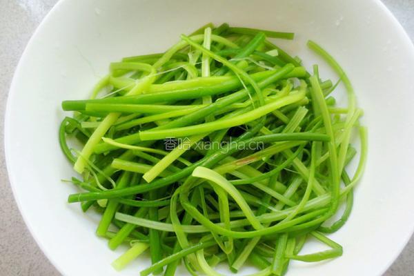 凉拌蒜苗丝的做法图解5