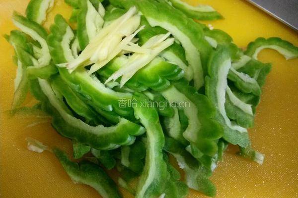 苦瓜肉丝汤的做法图解2