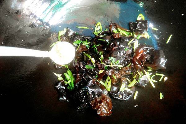 芹菜炒黑木耳的做法图解5