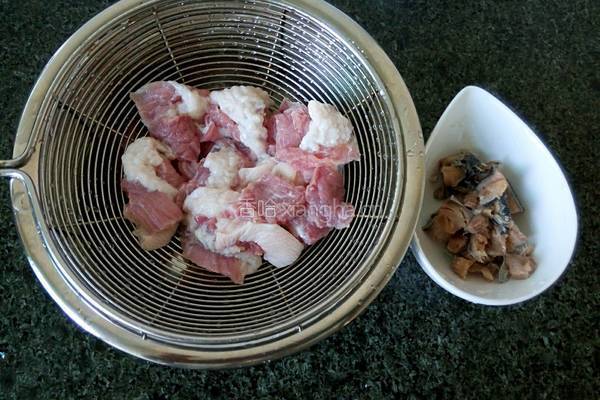 五花肉蒸咸鱼的做法图解2