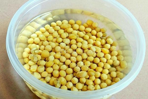 花生黄豆猪脚汤的做法图解2
