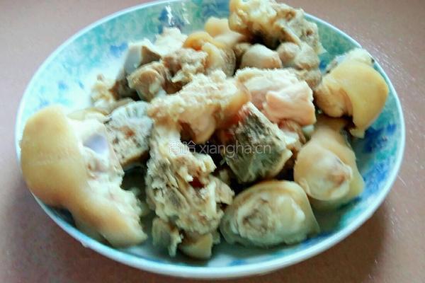 花生黄豆猪脚汤的做法图解5