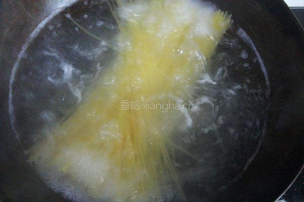 奶油蘑菇培根意面的做法图解2
