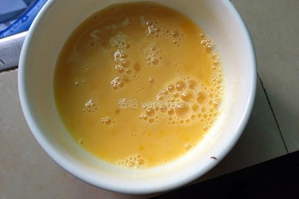 榨菜炒蛋的做法图解3