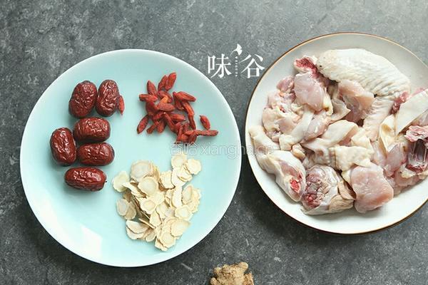 花旗参红枣炖鸡汤的做法图解1