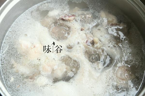 花旗参红枣炖鸡汤的做法图解2
