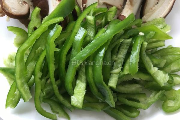 爆炒青椒香菇的做法图解3