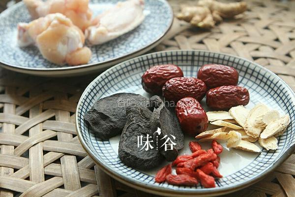 何首乌炖鸡的做法图解1