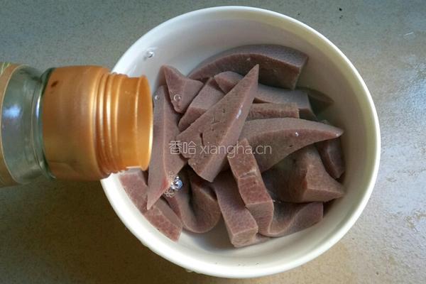 金针菇猪肝汤的做法图解2