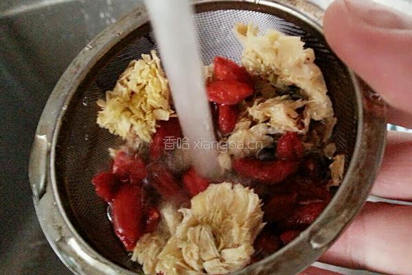 枸杞菊花茶的做法图解2