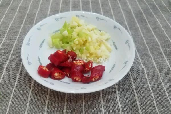 黄瓜炒鱼丸的做法图解3