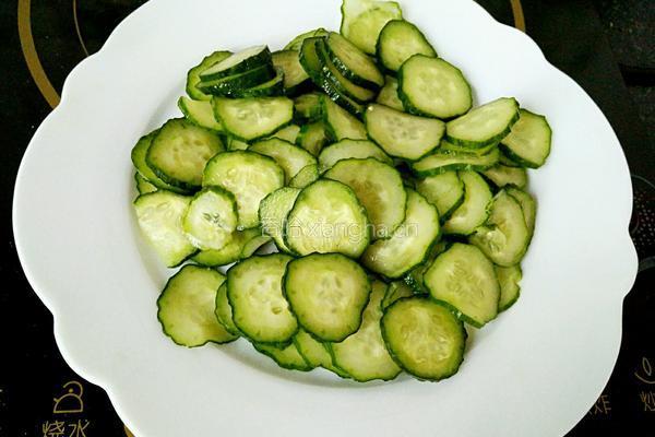 黄瓜蛋饼的做法图解1