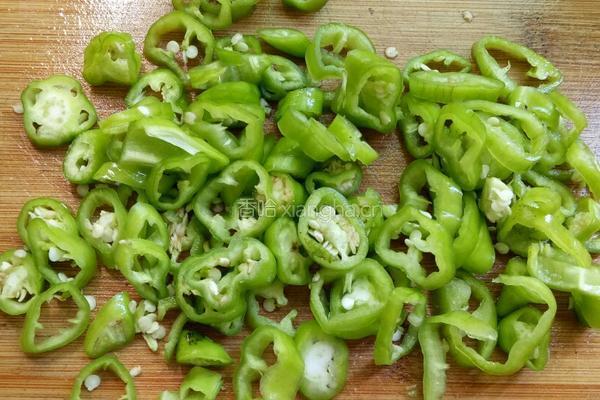 辣椒炒鸡肾的做法图解1
