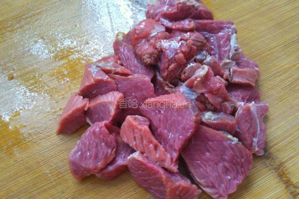 芋头煮牛肉的做法图解1