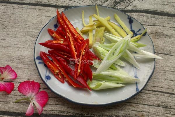 丝瓜木耳的做法图解2