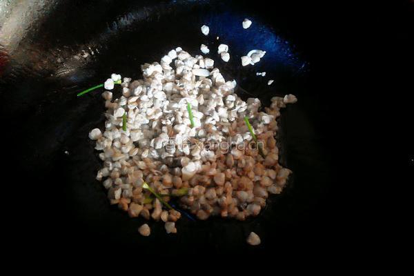 花蛤肉炒韭菜的做法图解2