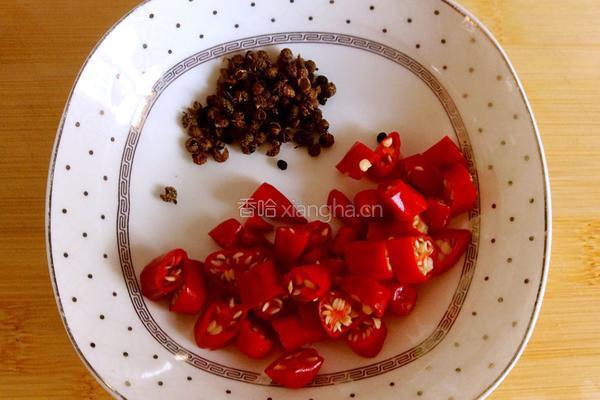 麻辣鸡片的做法图解1