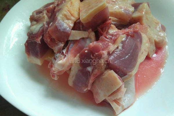 土豆炖鹅肉的做法图解1