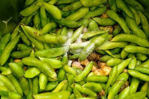 云南小毛豆煮花生的做法图解3
