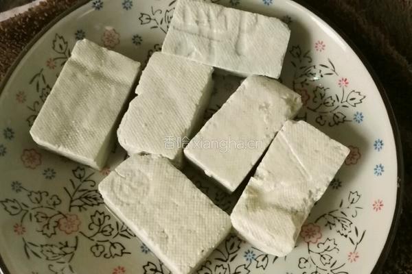 臭豆腐煎毛豆儿的做法图解1