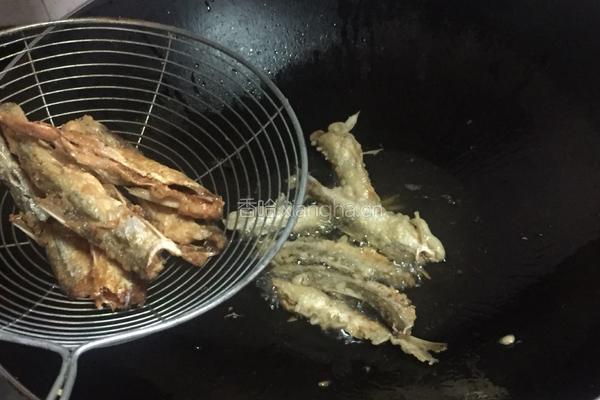 炸小沙丁鱼的做法图解5