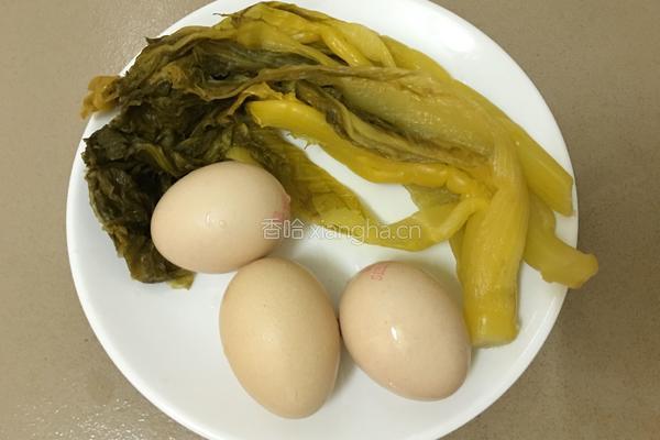 咸菜炒鸡蛋的做法图解1