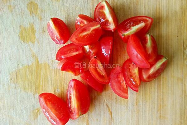 圣女果香蕉炒酸奶的做法图解1