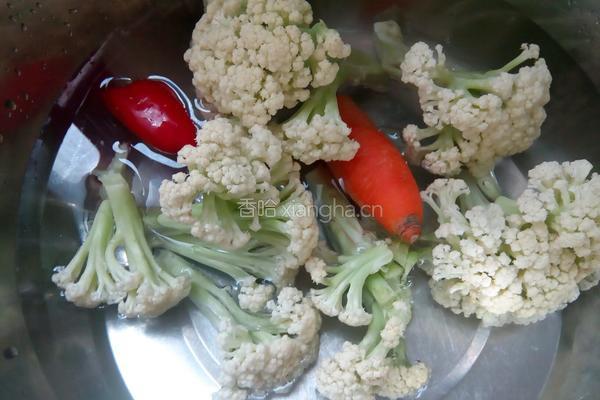 豆豉酱爆有机花菜的做法图解1