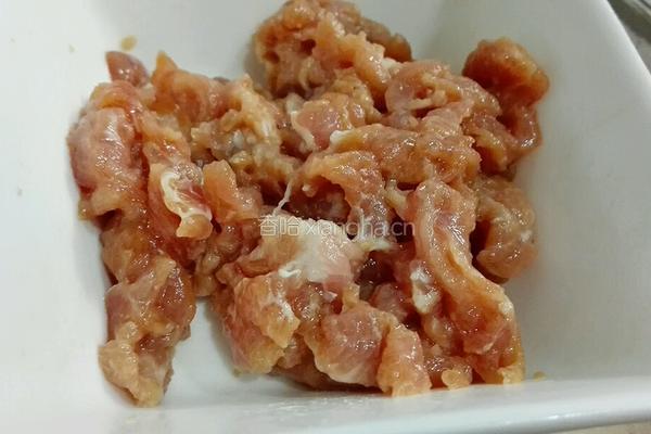 花菜炒肉的做法图解1