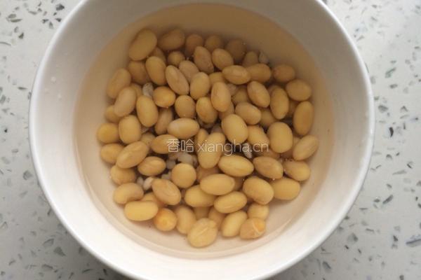 黄豆薏米猪脚汤的做法图解1