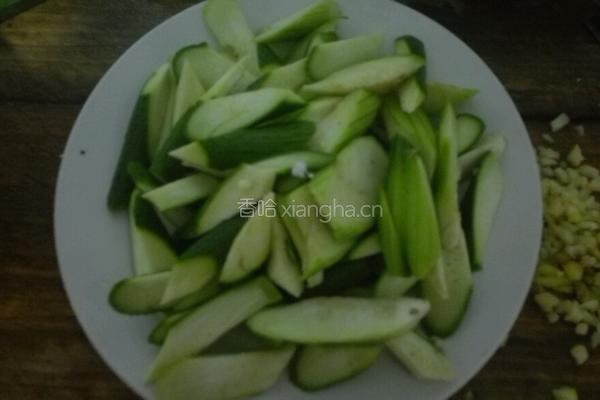 黄豆炒丝瓜的做法图解1