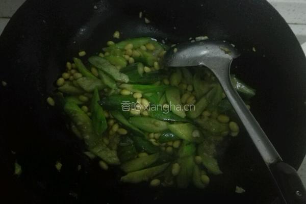 黄豆炒丝瓜的做法图解5