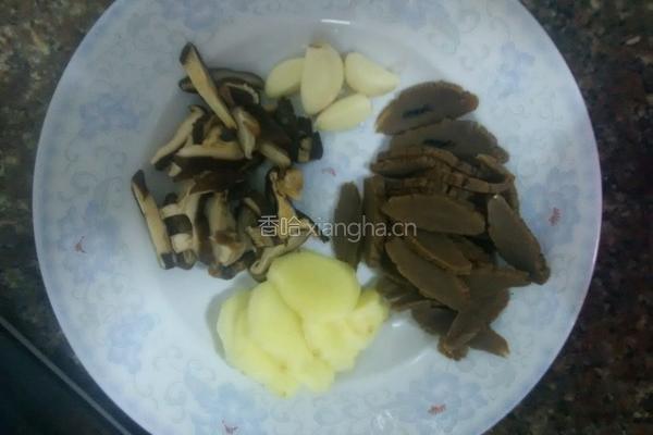 菜脯焖鸡肉的做法图解1