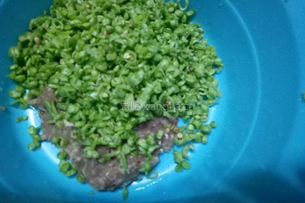 猪肉豇豆饺子的做法图解3