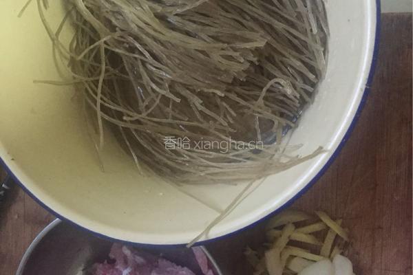 肉沫炒粉条的做法图解1