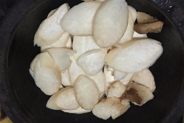 石锅鱼的做法图解2