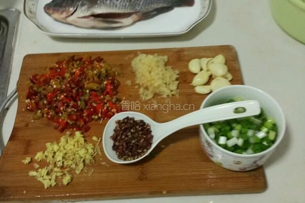 泡椒干烧鲫鱼的做法图解1