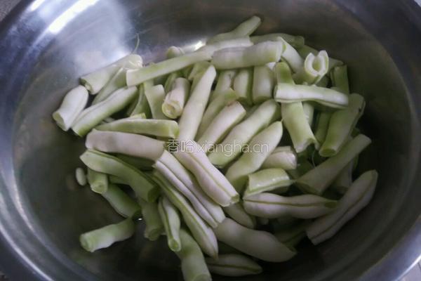 芸豆猪肉炖粉条的做法图解1