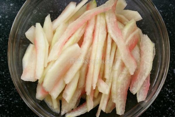西瓜皮炒肉丝的做法图解1