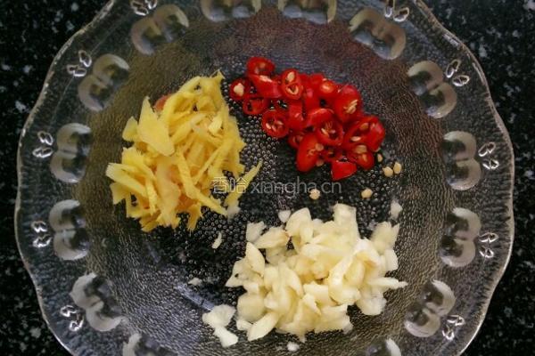 西瓜皮炒肉丝的做法图解3