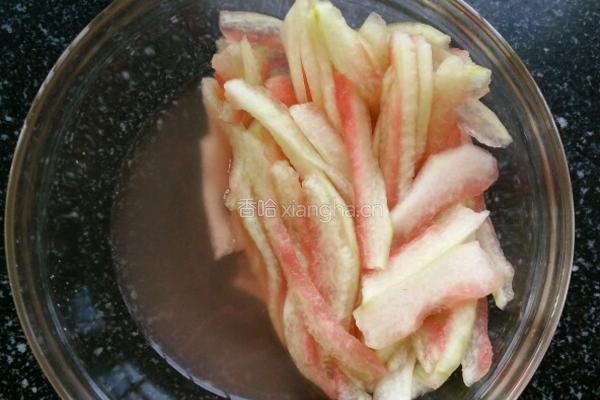 西瓜皮炒肉丝的做法图解4