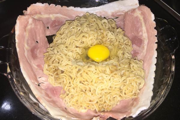 腌肉芝士焗公仔面的做法图解3