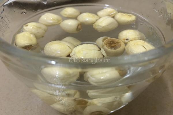 银耳莲子红枣羹的做法图解3