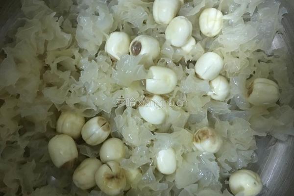 银耳莲子红枣羹的做法图解5