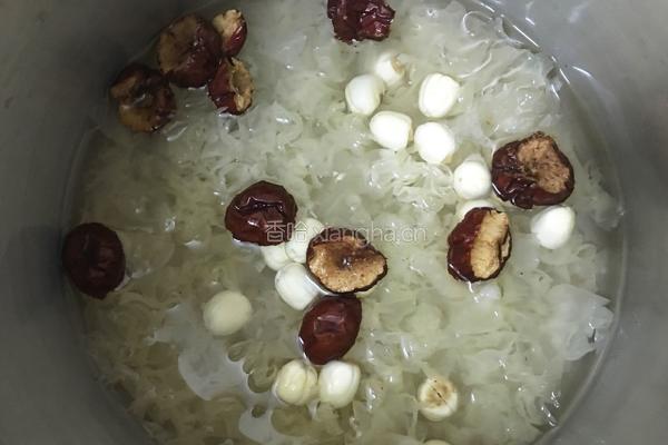 银耳莲子红枣羹的做法图解6