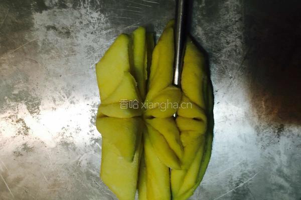奶油南瓜莲花卷的做法图解3