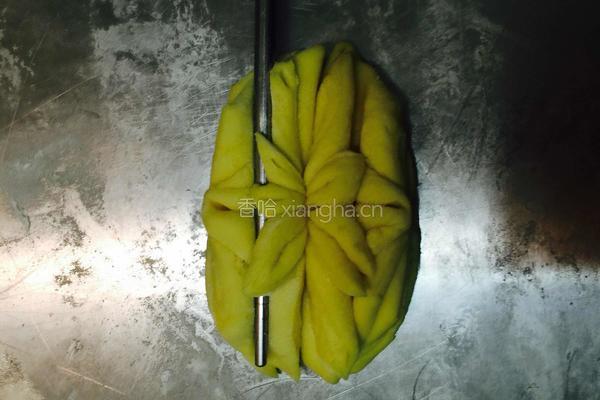 奶油南瓜莲花卷的做法图解4