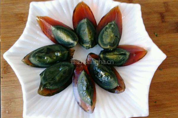 香菜皮蛋拌豆腐的做法图解1