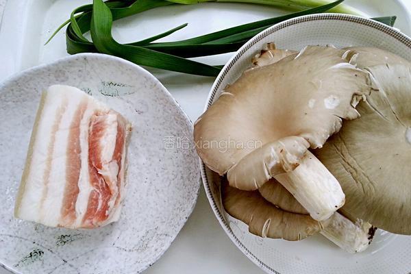 猪肉炒蘑菇的做法图解1